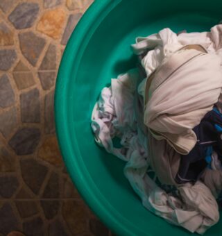 Dica caseira para tirar manchas difíceis da roupa branca com um ingrediente simples