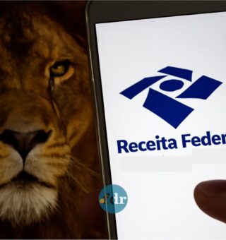 Uma pessoa olha o aplicativo para ver quando sai a restituição do Imposto de Renda 2025