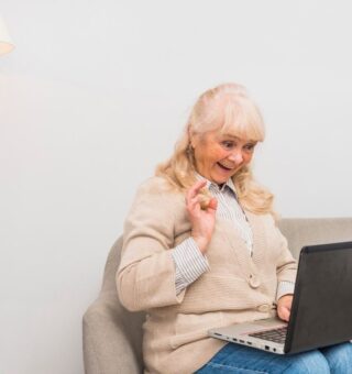 Uma senhora pesquisando no notebook Quem tem direito ao BPC em 2025