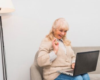 Uma senhora pesquisando no notebook Quem tem direito ao BPC em 2025