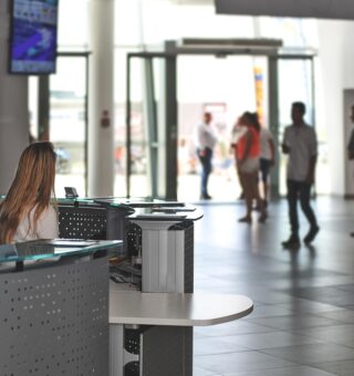 Hospedagem injusta? Entenda por que o check-in é tardio e o check-out tão cedo