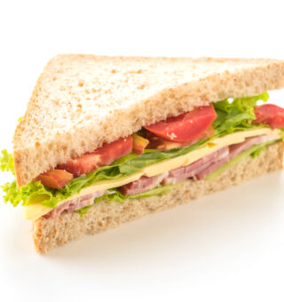 Nem sanduíche de presunto escapa: nova lei que proíbe propaganda de comida choca o país inteiro
