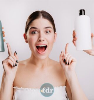 Uma mulher escolhendo o seu shampoo queridinho