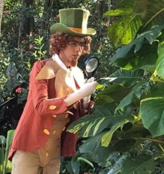 Um personagem do Sítio do Picapau Amarelo em frente ao sítio