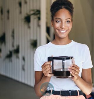 Uma mulher que gosta de tomar café depois das 9h30
