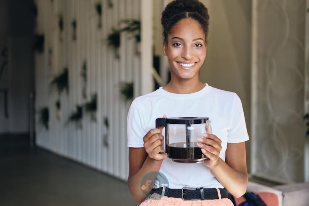 Uma mulher que gosta de tomar café depois das 9h30