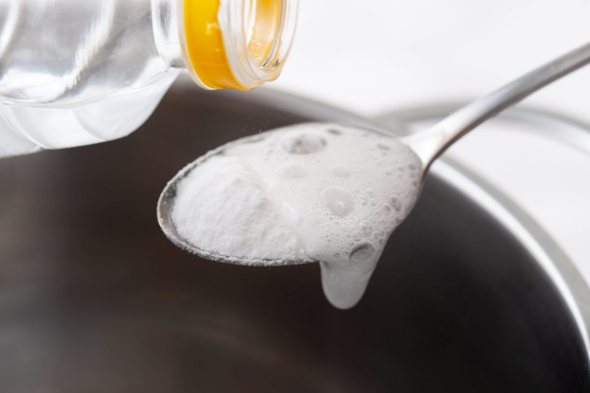 Essa mistura simples com vinagre pode deixar seu banheiro brilhando