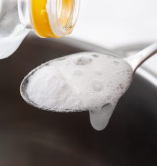 Essa mistura simples com vinagre pode deixar seu banheiro brilhando