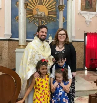 Padres casados e com filhos chamam atenção; conheça as histórias dos religiosos