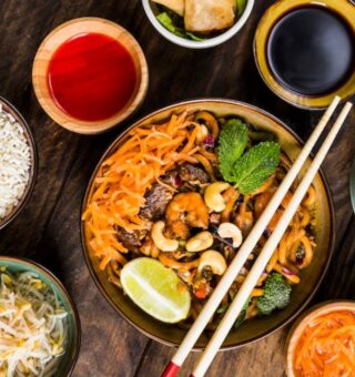 Uma mesa com uma das 10 receitas chinesas fáceis de fazer