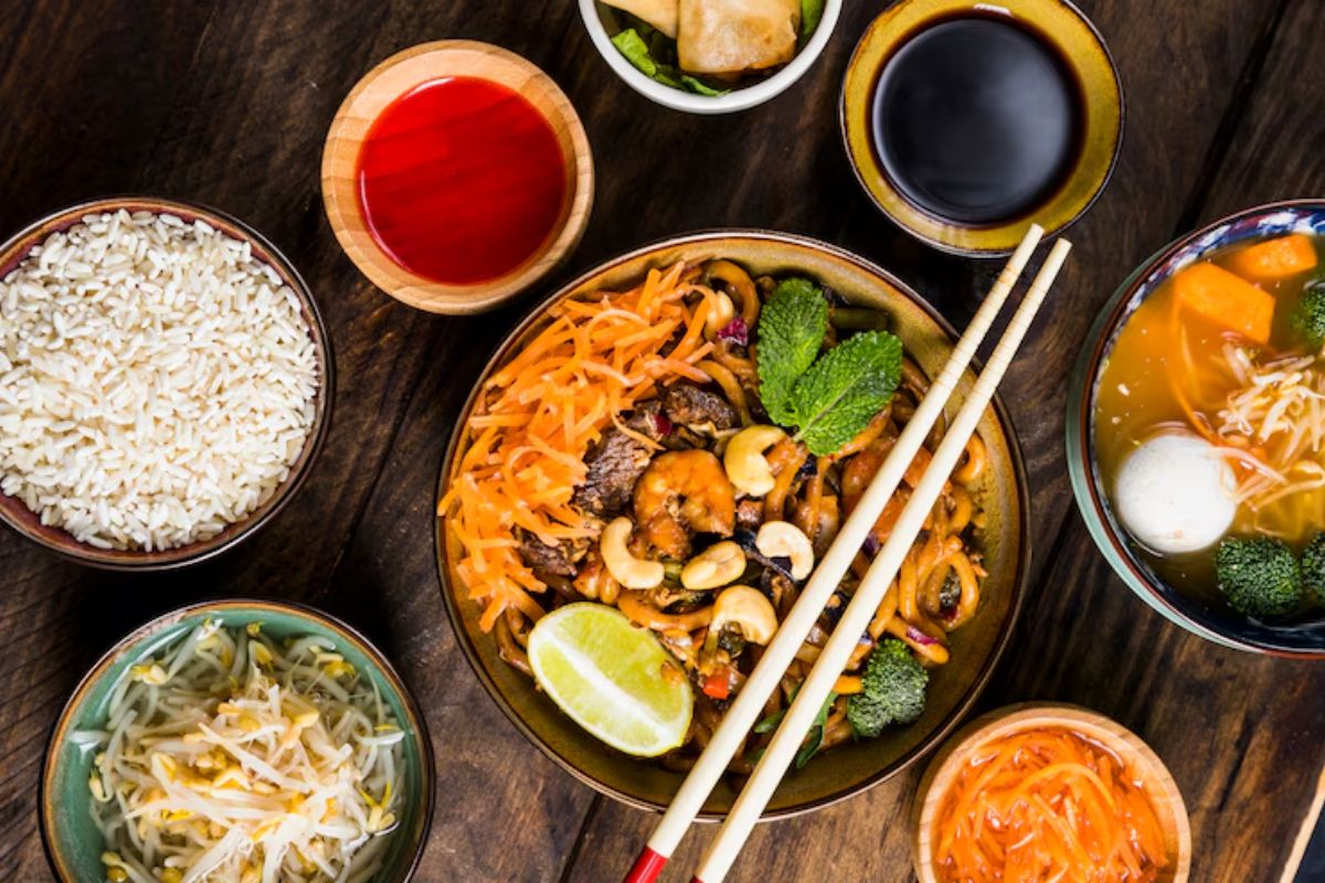Uma mesa com uma das 10 receitas chinesas fáceis de fazer