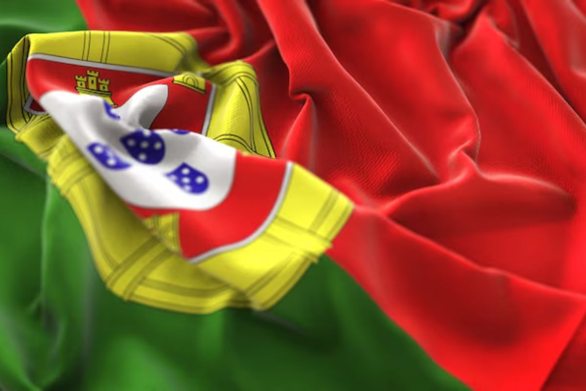 bandeira de Portugal representando que 5.386 brasileiros terão que sair de Portugal