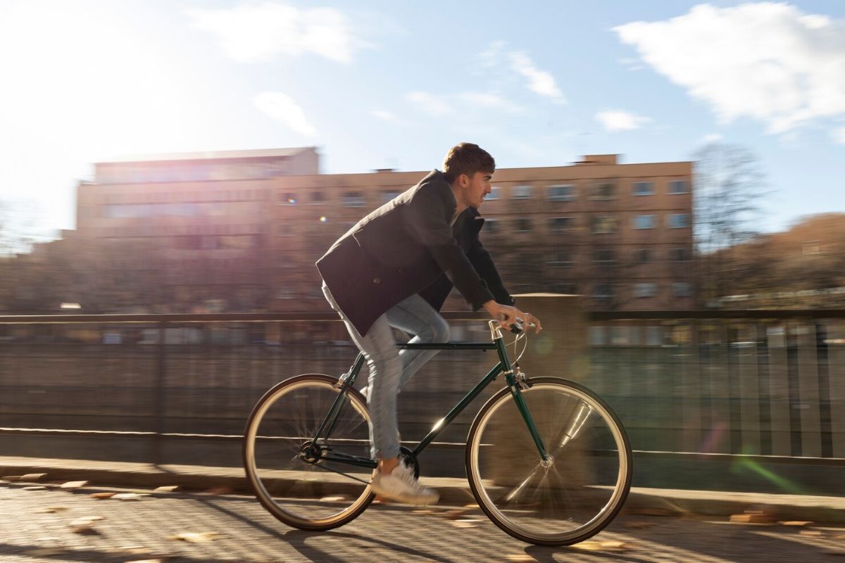 Uma pessoa anda sem pensar se o IPVA para bicicleta é verdade