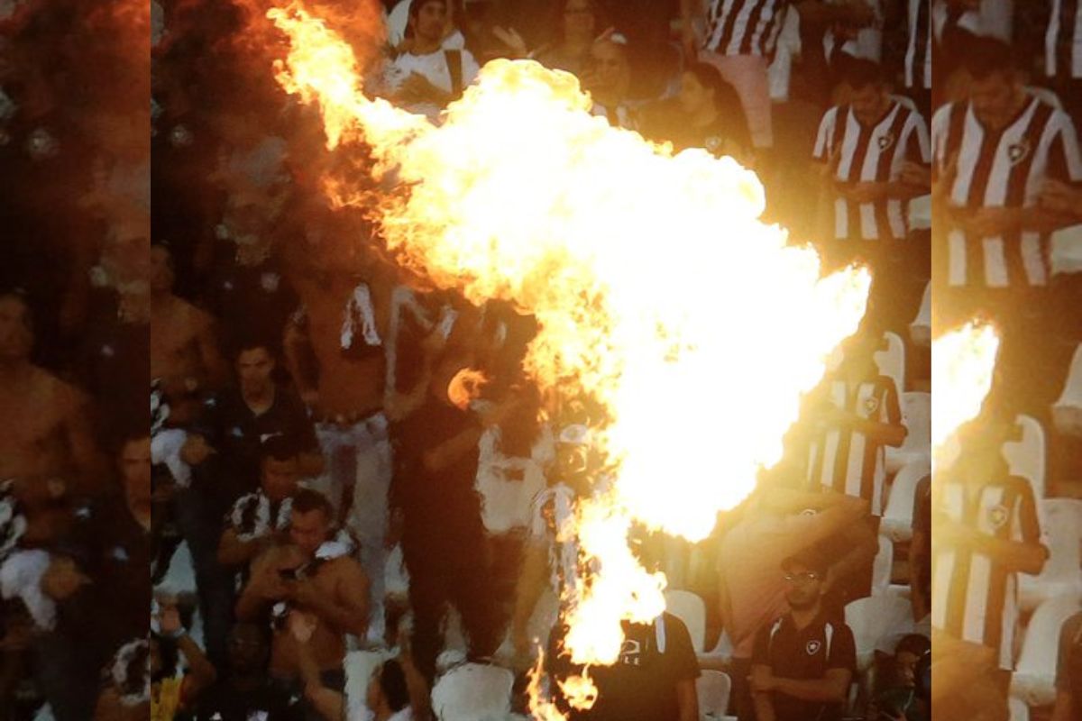 Foto de chamas na torcida do Botafogo no Mundial de Clubes 2025