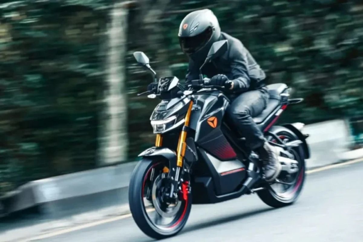 Imagem de divulgação de um piloto na nova moto elétrica brasileira