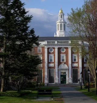 Pesquisa de Harvard faz lista de trabalhos que mais causam infelicidade; confira