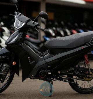 Shineray Phoenix S em frente a outras motos estacionadas