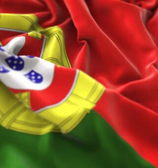 bandeira de Portugal representando que 5.386 brasileiros terão que sair de Portugal