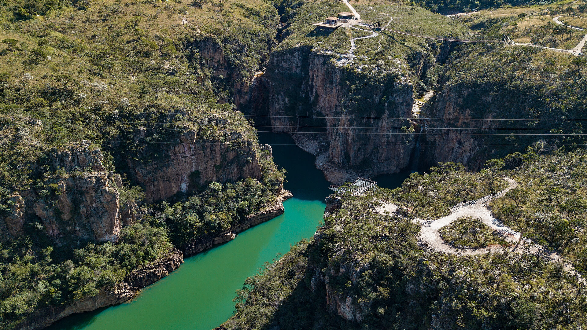 Capitólio, localizada no sul de Minas Gerais, vem se destacando como um dos destinos turísticos mais procurados no Brasil nos últimos anos. Com suas paisagens deslumbrantes, rios cristalinos e um clima agradável, a cidade tem atraído visitantes de todas as partes do país, que buscam uma experiência única em meio à natureza exuberante. Atrações Naturais: O Charme dos Cânions e das Cachoeiras  Famosa pelos cânions do Lago de Furnas, Capitólio é um verdadeiro paraíso para os amantes do ecoturismo. O município oferece uma diversidade de atividades ao ar livre, como passeios de lancha pelo lago, trilhas em meio à vegetação nativa e visitas a cachoeiras deslumbrantes, como a famosa Cachoeira do Lobo, um dos principais atrativos da região. A água cristalina, as imponentes formações rochosas e as paisagens de tirar o fôlego fazem de Capitólio um local ideal para quem deseja entrar em contato com a natureza. Infraestrutura em Expansão: Qualidade e Conforto para os Visitantes  Além das belezas naturais, a cidade vem se destacando pela infraestrutura que tem sido cada vez mais aprimorada para receber os turistas. Hotéis, pousadas e restaurantes de qualidade surgiram na cidade para atender à crescente demanda. Os visitantes agora podem desfrutar de um turismo mais confortável, sem perder a essência rústica e acolhedora de Capitólio. Gastronomia Local: Sabores de Minas Gerais e do Lago de Furnas  A gastronomia local também tem encantado os turistas. Além da tradicional comida mineira, os visitantes têm a oportunidade de provar pratos à base de peixes frescos do Lago de Furnas e outras delícias típicas da região. Restaurantes aconchegantes, com vista para os cânions, proporcionam uma experiência gastronômica inesquecível, com sabores autênticos e um atendimento caloroso. A Proximidade com Grandes Centros: Uma Viagem Fácil para Todos  Outro fator que tem contribuído para o aumento do número de turistas é a proximidade com grandes centros urbanos, como Belo Horizonte e São Paulo. Capitólio se tornou uma opção acessível para quem busca uma escapada de fim de semana ou um destino para as férias, sem precisar se deslocar para locais distantes. Investimentos no Turismo: A Cidade em Crescimento  Em termos de infraestrutura e hospitalidade, a cidade vem crescendo rapidamente, com o governo local investindo no turismo e promovendo a cidade como um destino de qualidade. Com suas belezas naturais, infraestrutura em expansão e clima acolhedor, Capitólio está se tornando cada vez mais um destino obrigatório para quem deseja explorar o interior de Minas Gerais.