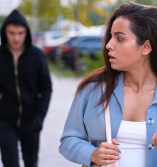 Uma mulher desesperada com alguém atrás dela, pensa em fazer um Boletim de Ocorrência