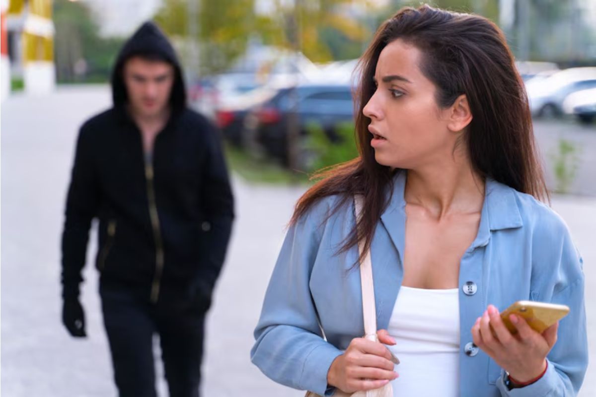 Uma mulher desesperada com alguém atrás dela, pensa em fazer um Boletim de Ocorrência