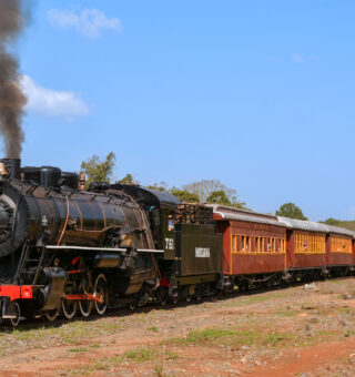 Cidades do interior do Brasil mantêm viva a tradição centenária das viagens de trem a vapor
