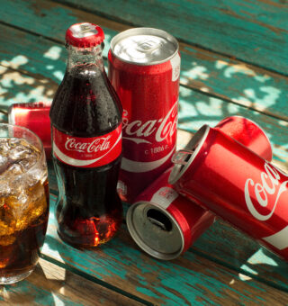 Fabricante da Coca-cola é obrigada a suspender produção no Brasil; quais os riscos de consumo?
