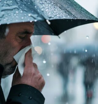 Um homem em meio a frente fria e chuva