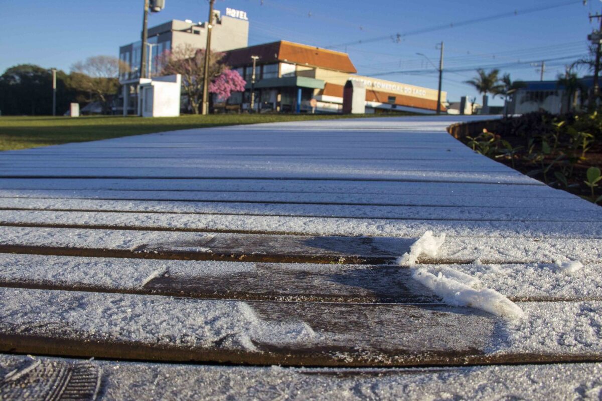 Frio em cidade paranaense aquece o comércio: vendas de roupas de inverno disparam