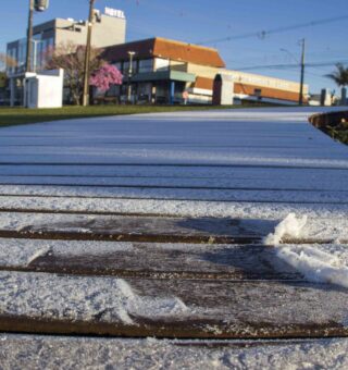 Frio em cidade paranaense aquece o comércio: vendas de roupas de inverno disparam