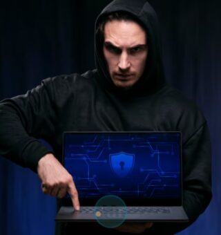 O hacker em frente ao seu notebook aplicando um dos GOLPES mais comuns com CPF