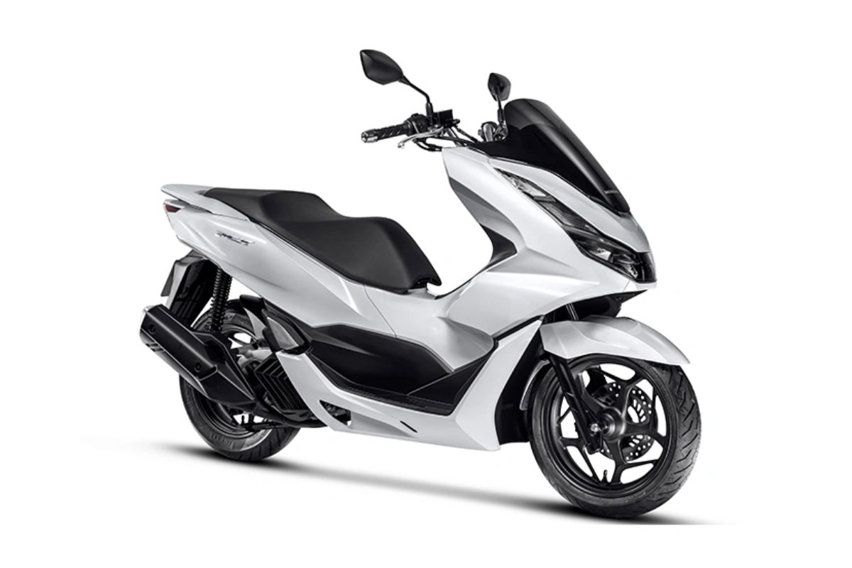Imagem de divulgação de uma das Honda motos PCX 2025 na cor branca