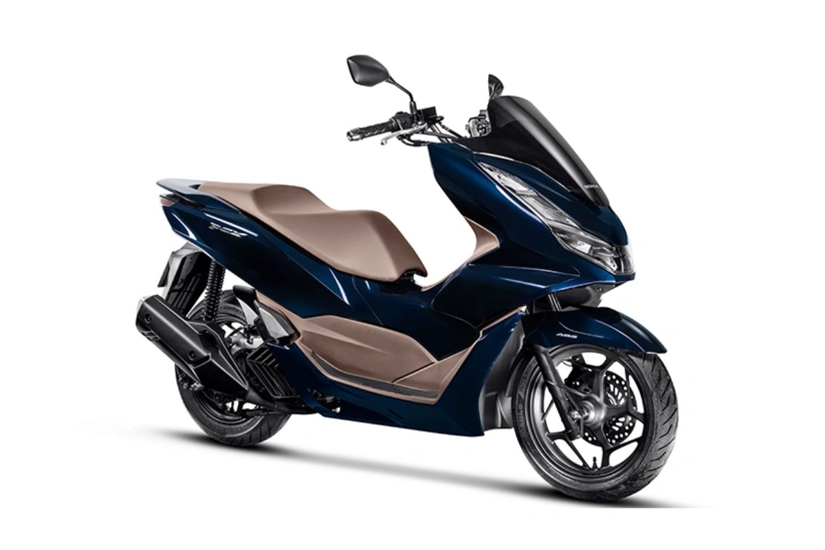 Imagem de divulgação de uma das Honda motos PCX 2025 na cor azul marinho