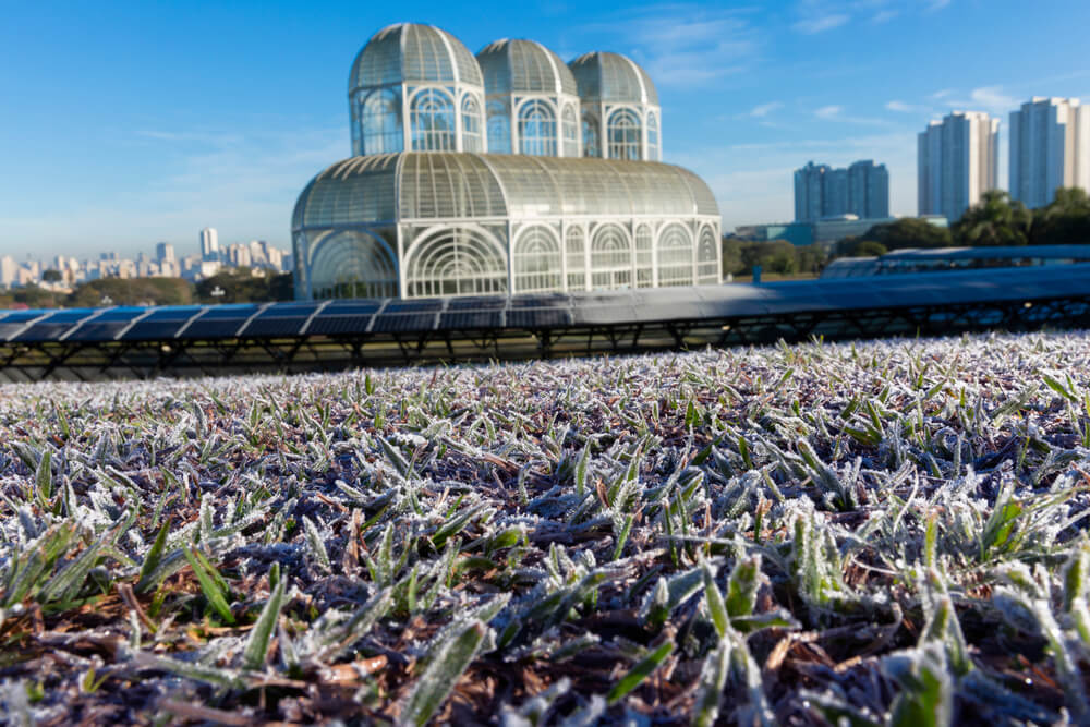 Frente Fria no Brasil: Como Enfrentar as Baixas Temperaturas Sem Aumentar a Conta de Luz