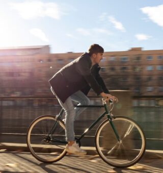 Uma pessoa anda sem pensar se o IPVA para bicicleta é verdade