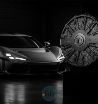 O motor elétrico, ao fundo um supercarro