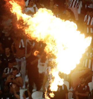 Foto de chamas na torcida do Botafogo no Mundial de Clubes 2025