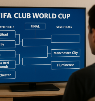 um rapaz vê a Tabela do Mundial de Clubes na televisão