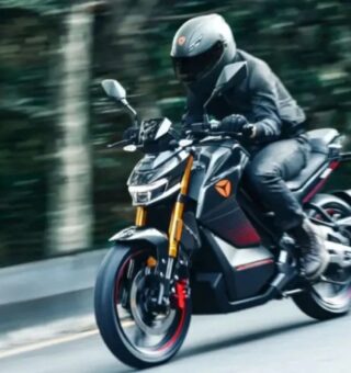 Imagem de divulgação de um piloto na nova moto elétrica brasileira