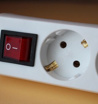 Usar eletrônicos e não tirar da tomada? Esse erro pode custar caro