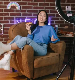Qual é o salário de um influencer com 100 mil seguidores? Veja quanto se ganha por publi no Brasil