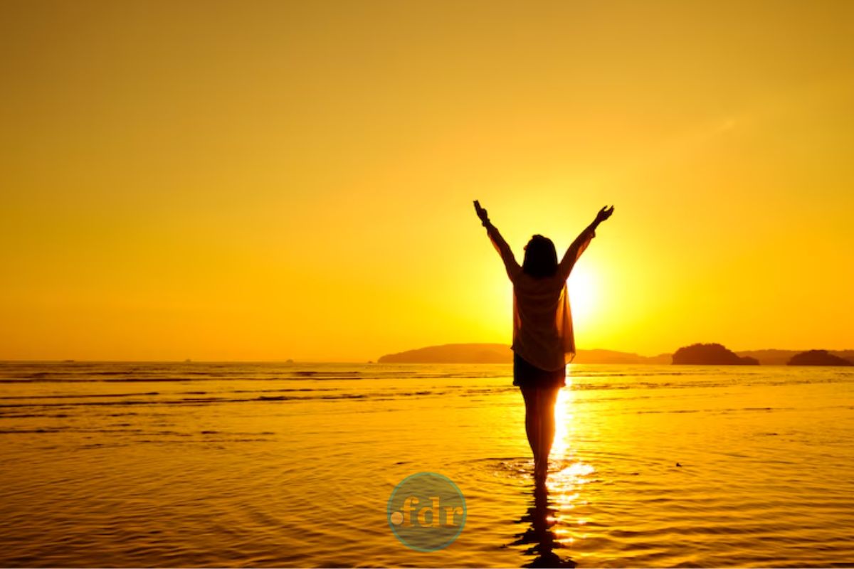 Uma mulher caminhando na praia, parte da sua rotina rica