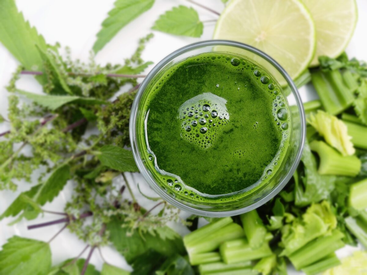 3 sucos detox para emagrecer e desinchar com ingredientes baratos
