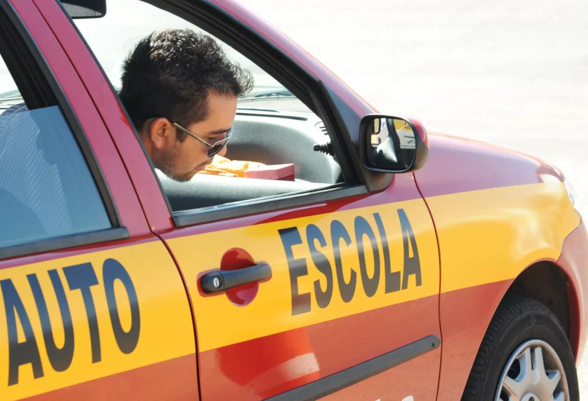 Emissão da CNH ficará mais barata com o fim das autoescolas? Entenda a proposta do governo Lula