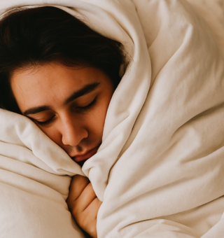 Psicologia explica o hábito de sempre dormir com cobertas