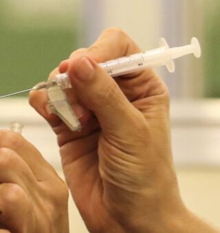 Vacinas para idosos: saiba quais são necessárias depois dos 60+
