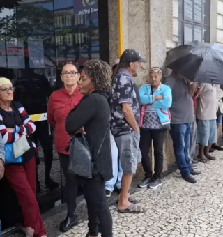 Idosos madrugam nas agências dos Correios em busca da devolução dos descontos indevidos do INSS