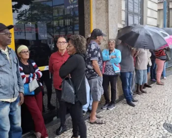 Idosos madrugam nas agências dos Correios em busca da devolução dos descontos indevidos do INSS