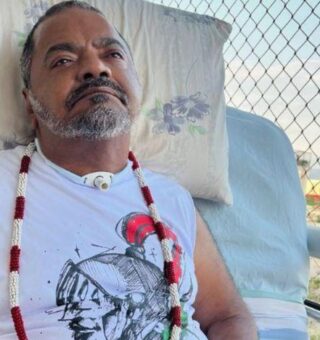 Arlindo Cruz sentado
