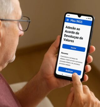 Um dos beneficiários do INSS olhando o aplicativo aderindo ao acordo